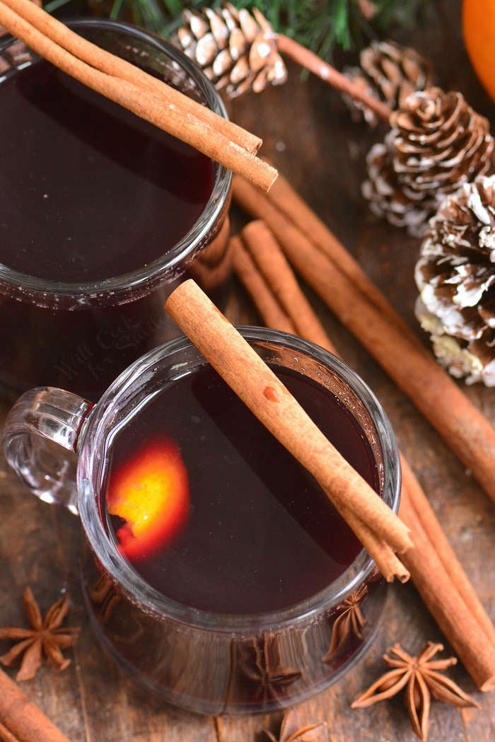 mulled wine in glass mugs picture from the top angle